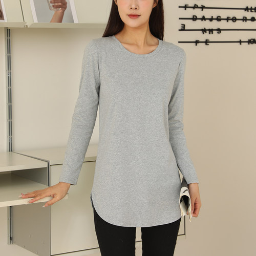 正肩长袖中长款白色t恤女春秋季纯棉弧形下脚圆领打底衫配鲨鱼裤 - 图2