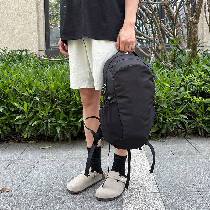 Same style Mantis 16L backpack