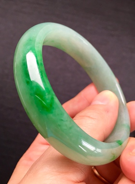 天然A货翡翠手镯 细糯近糯冰辣绿 整圈浅蓝绿底 辣绿晕染 55圈口