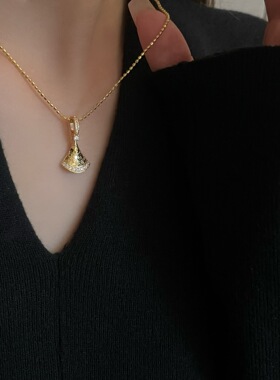 S925纯银轻奢小裙子吊坠项链