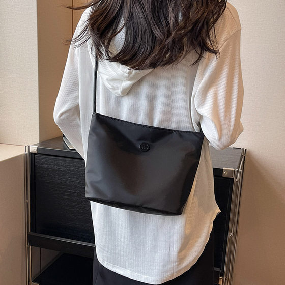 Women's fashionable and versatile shoulder handbag