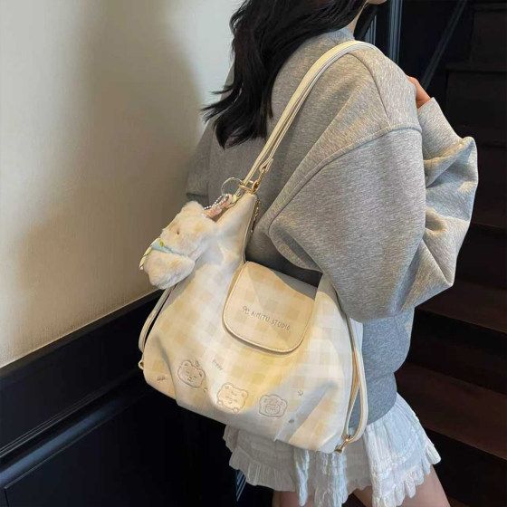 Simple and trendy design shoulder bag