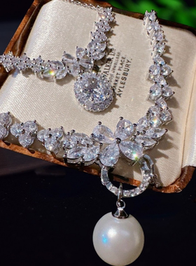 在逃公主手捧花宝石珍珠项链 富丽堂皇 镀18K金 花朵锆石微笑项链