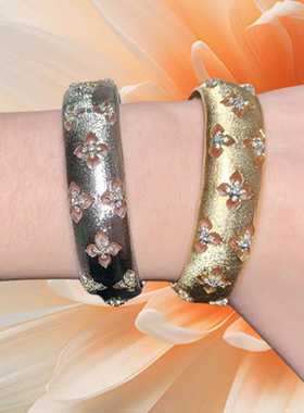 织纹雕金雪花宝石手镯 古董感 镀18K金 弧形拉丝花朵锆石手镯