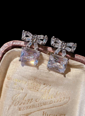 在逃公主蝴蝶结宝石戒指 星河璀璨 镀18K金 蝴蝶方糖锆石耳环