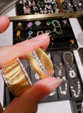 织纹雕金 芭蕉叶拉丝锆石戒指 古董感 镀18K金 褶皱裙摆锆石戒指