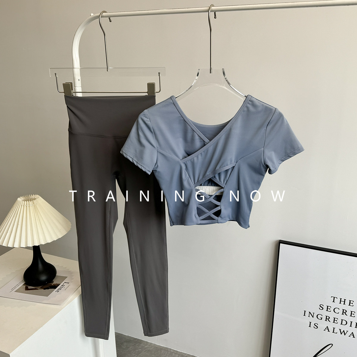 夏季晨跑服套装女时尚新款带胸垫瑜伽紧身短袖速干健身训练运动衣 - 图2