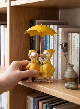 极简共撑黄雨伞鸭子摆件一对