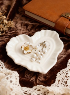 白色陶瓷心形首饰收纳盘摆件