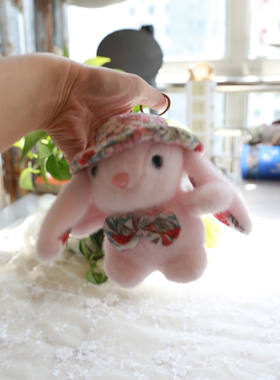 呆萌兔子毛绒碎花领结包挂件