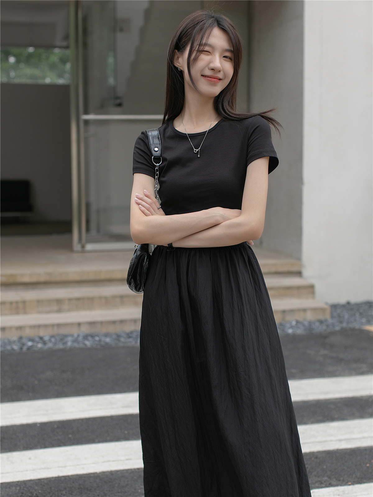 黑色针织短袖连衣裙女2024夏季新款高级感显瘦收腰气质中长款裙子