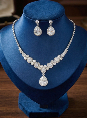 在逃公主爆闪满钻水滴锁骨链