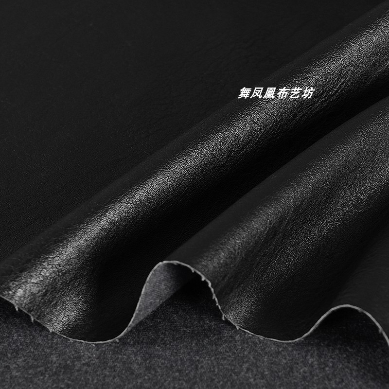 安哥拉 黑色亚光皮革肌理设计师面料进口高档夹克背景pu包包布料