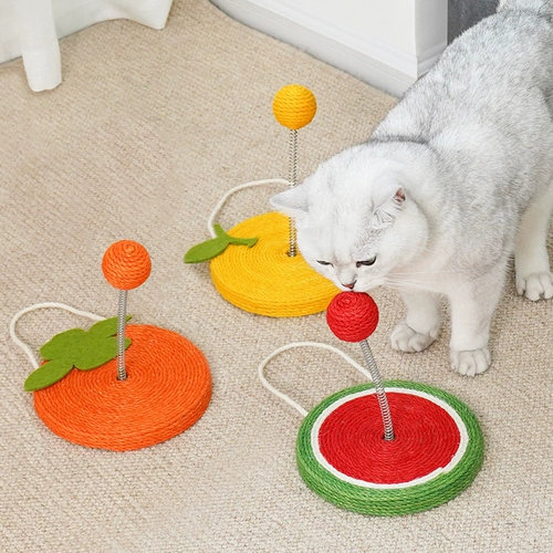 Zeze Cat Toy Kitten играет с самосексуальным фруктовым сисаль