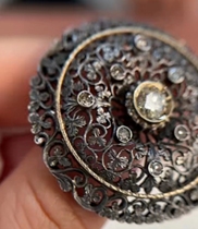 10 2 (the exhibition boutique picks up the missing) brooch