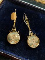 10 10 30 30 (BO home) earrings in the ear.