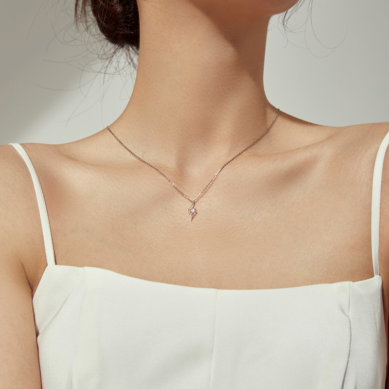 周六福送女生18k金钻石女z挂坠 周六福颈饰