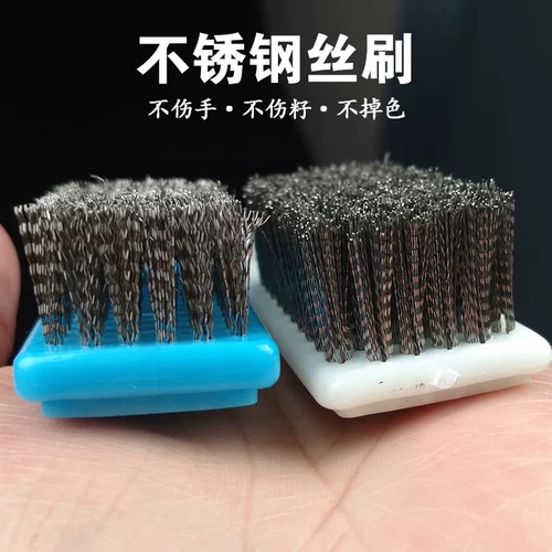 Зашифрованная ржавчатка, снятая на ореховом орехе, стальная проволочная щетка