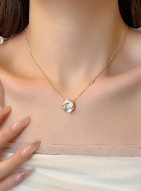 山茶花吊坠项链女款2026新款爆款轻奢小众高级感锁骨颈链装饰配饰