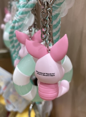 名创优品小熊维尼夏日泳圈挂饰
