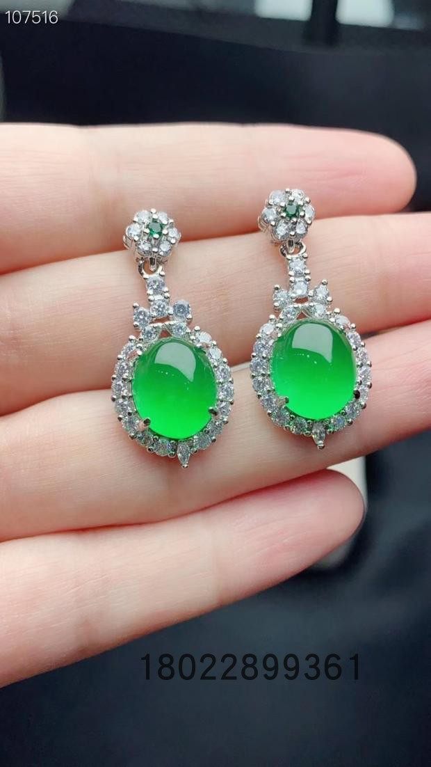 伟德国际乌兰县人民法院关于1892翡翠A货镶嵌耳钉（第一次拍卖）的公告