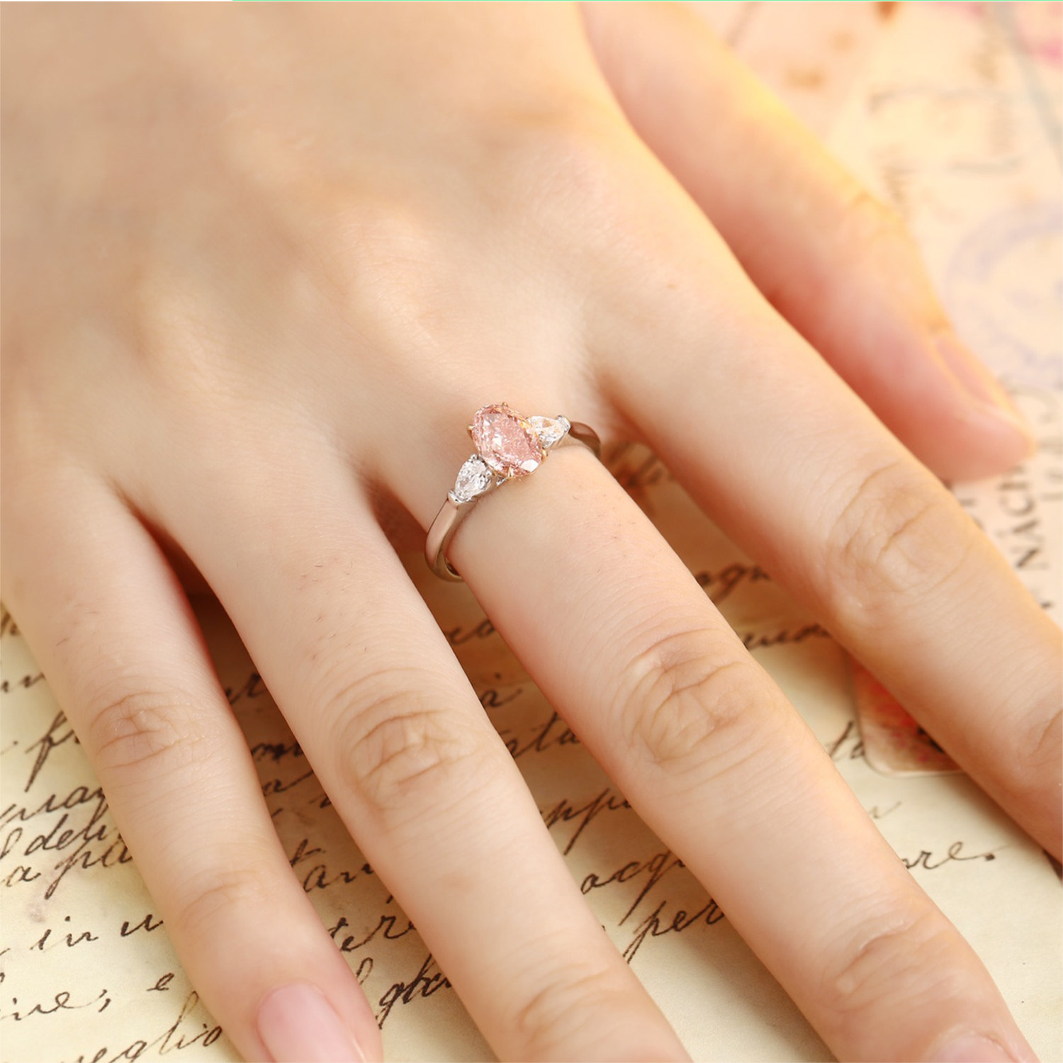 Lab-grown diamond oval pink diamond triple stone ring ring Chinese Valentine's Day birthday gift design customization