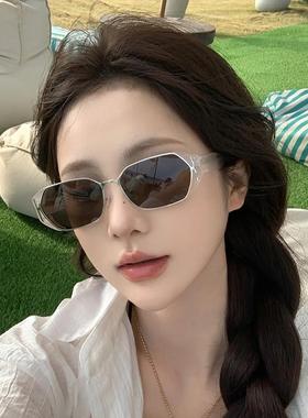 2025新款潮流小冰块甜酷墨镜女高级感修饰脸型时髦防紫外线太阳镜