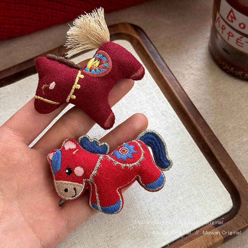 本命年可爱布艺小马胸针女款2025新款毛衣配饰胸花新年儿童饰品冬,淘宝优惠券,粉丝福利购,淘宝优惠卷
