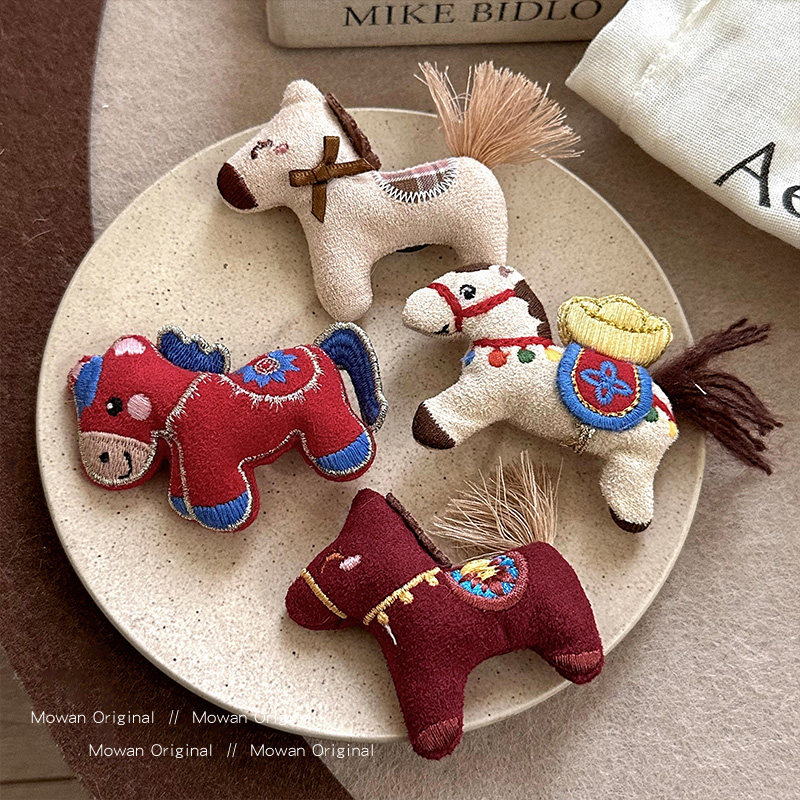 本命年可爱布艺小马胸针女款2025新款毛衣配饰胸花新年儿童饰品冬,淘宝优惠券,粉丝福利购,淘宝优惠卷