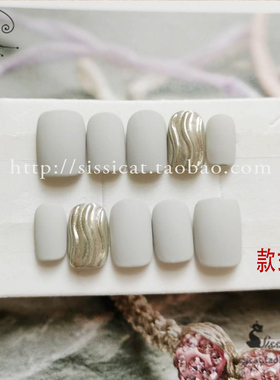 穿戴磨砂灰色珠光立体假指甲