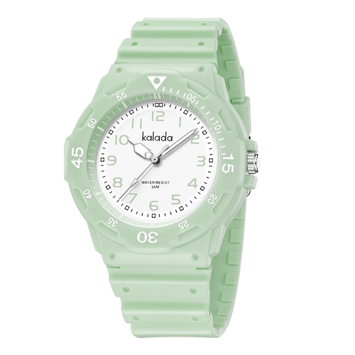 Экзамены за государственными служащими с часами мужчина и женщины младшие школьники Тенденция, простые и тихие вступительные экзамены