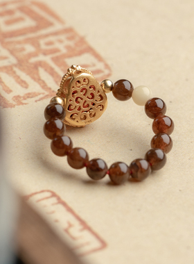 和田玉且末糖4mm血珀佛公戒指