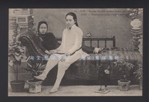 The two small feet of the Qing Dynasty were seated with specimens of chickens on the old postcards.