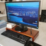 Дисплей с твердым древесиной Увеличение электроэнергии на полке компьютера.