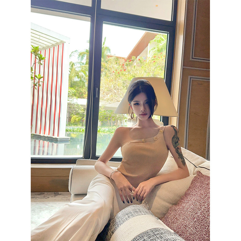 夏媛原创 美的放肆 斜肩金扣针织上衣女 2025夏季新款修身露肩,淘宝优惠券,粉丝福利购,淘宝优惠卷