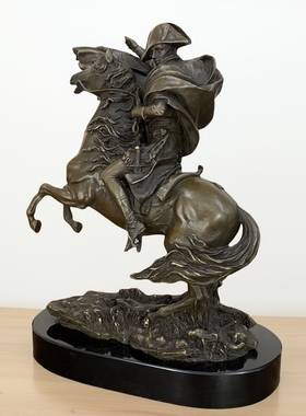 铜雕塑拿破仑穿越阿尔卑斯山