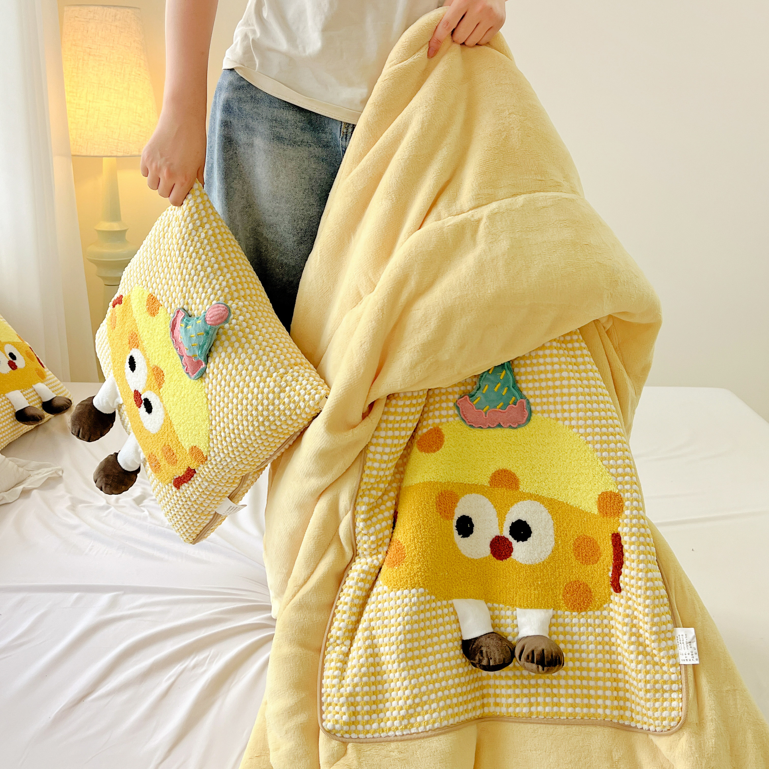 牛奶绒 加厚抱枕被子两用二合一车上午睡枕头被办公室沙发午休靠,淘宝优惠券,粉丝福利购,淘宝优惠卷