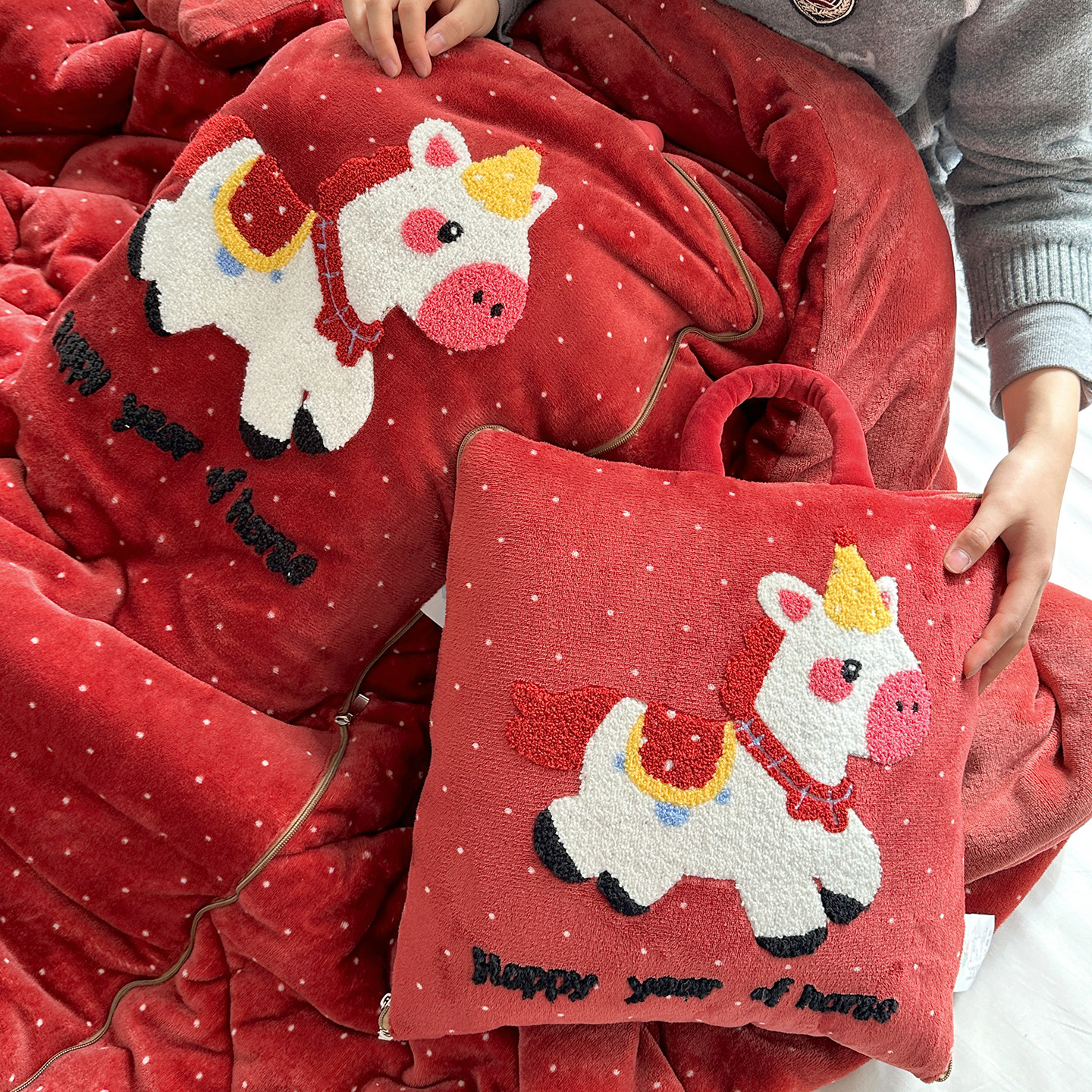 马年卡通手拎加厚牛奶绒抱枕被子两用午休折叠盖腿毯车载办公睡被,淘宝优惠券,粉丝福利购,淘宝优惠卷