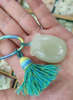 天然青白色玉小绵羊手捻把件可爱小羊玉石挂件随身文玩包挂吊坠