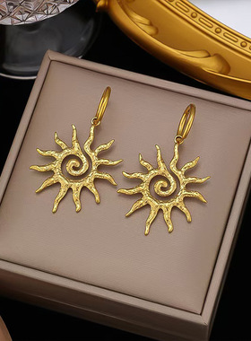 欧美不锈钢锤纹螺旋太阳吊坠项链时尚轻奢钛钢锁骨链感跨境爆款