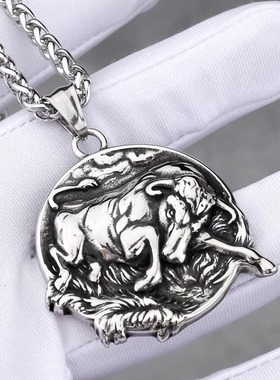 动物顶撞公牛钛钢吊坠项链男士