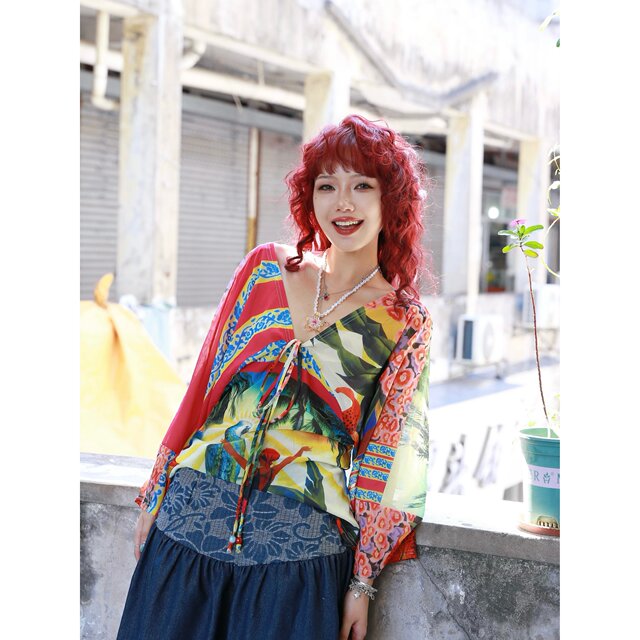 Pan Xiyuyi Retro Loose Contrast Color Floral Vacation ຮູ້ສຶກວ່າຄໍ V-Neck