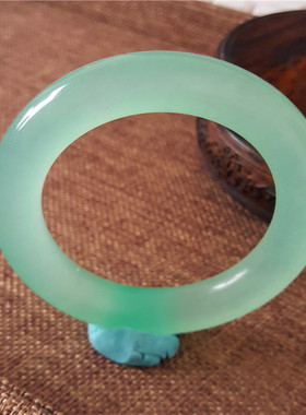 天然a货石英岩冰种浅绿色玉镯子