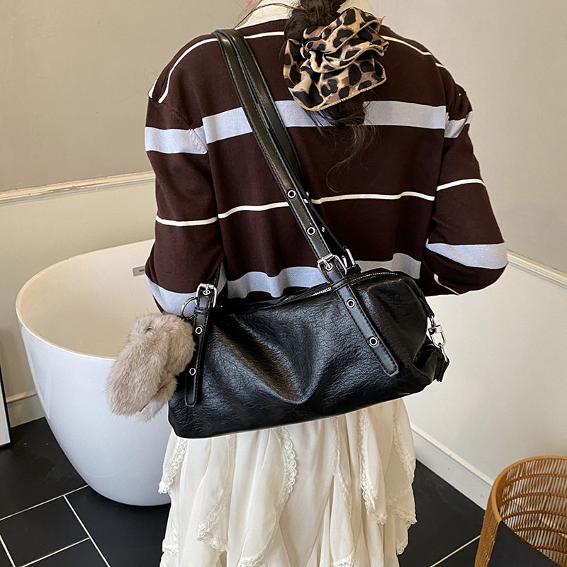 复古铆钉通勤腋下包包女式2026新款潮流简约枕头包百搭单肩包,淘宝优惠券,粉丝福利购,淘宝优惠卷