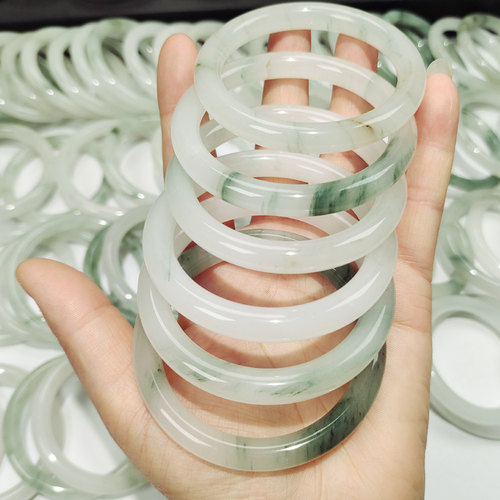 正品新疆天然天山翠手镯细圆条微瑕清货处理绿色飘花石英岩玉手镯 - 图1