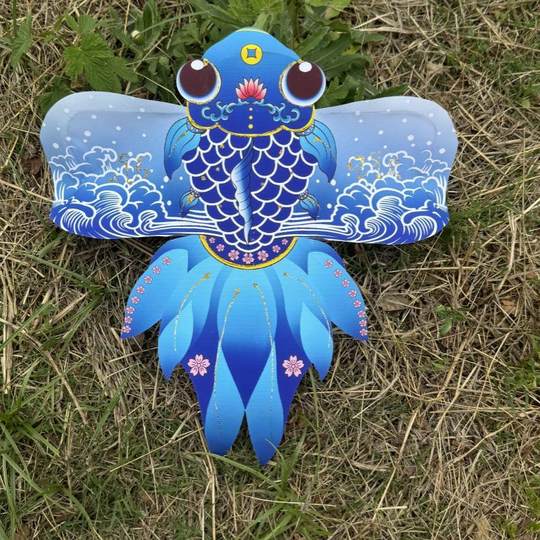 Дети с декоративными воздушными змеями держат реквизит для танцующих бумажных воздушных змеев