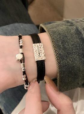 饰尚e族黑色皮质手环腕带手链女轻奢精致方块珠子双层手环叠戴甜