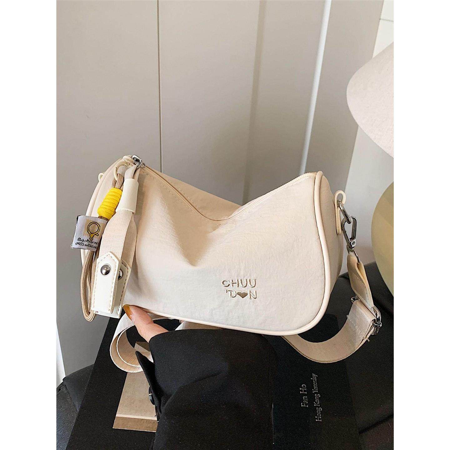 秋冬轻便尼龙布小包包女2025新款简约通勤单肩包宽肩带斜挎枕头包,淘宝优惠券,粉丝福利购,淘宝优惠卷