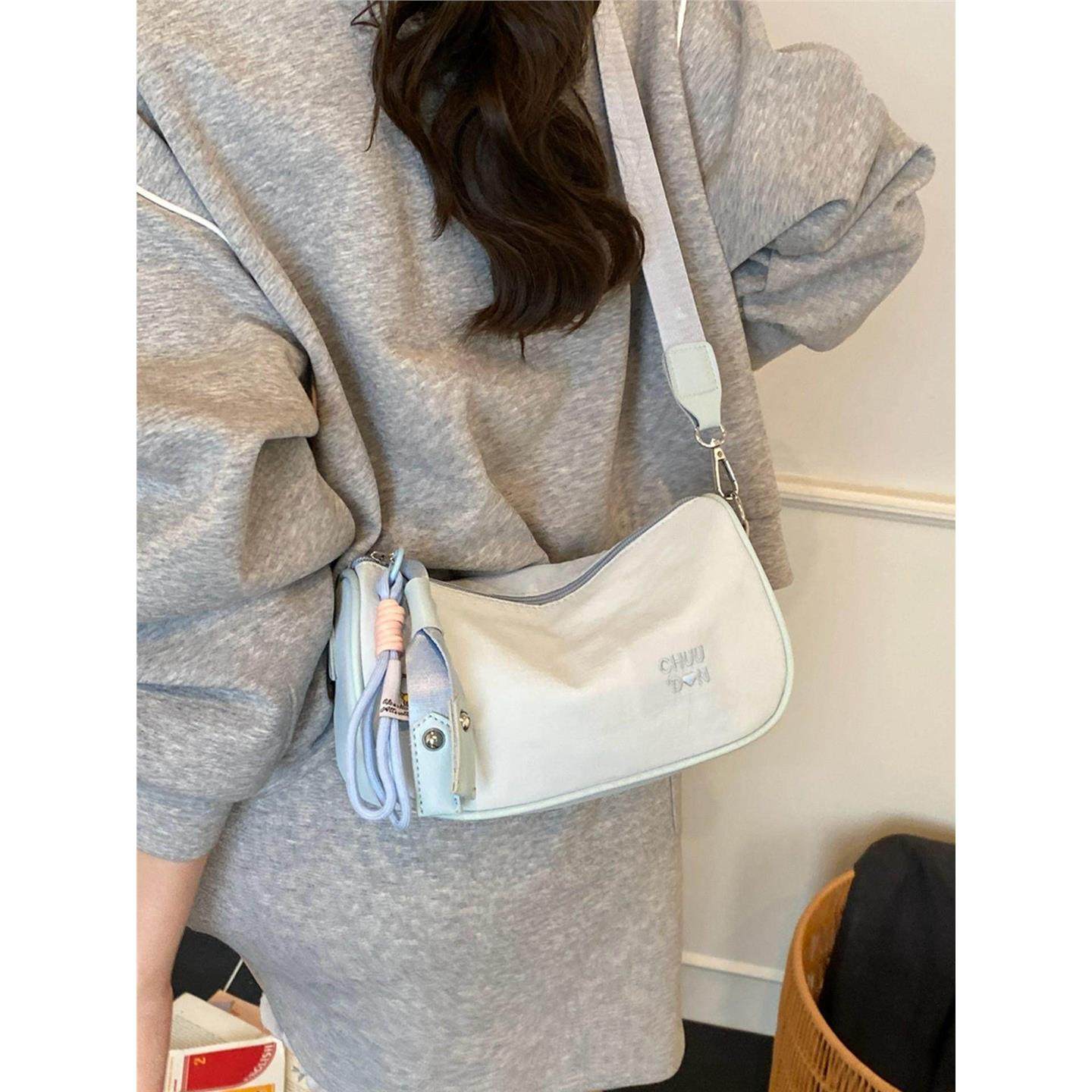 秋冬轻便尼龙布小包包女2025新款简约通勤单肩包宽肩带斜挎枕头包,淘宝优惠券,粉丝福利购,淘宝优惠卷