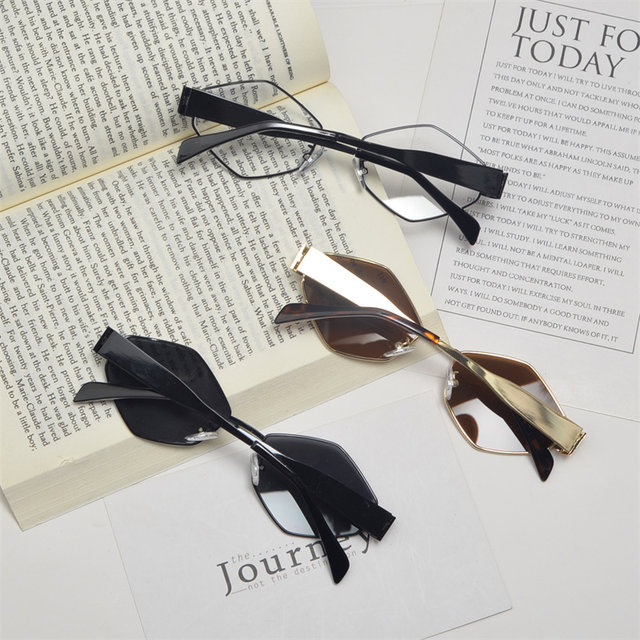 Anti-UV diamond-shaped retro polygonal sunglasses for men and women